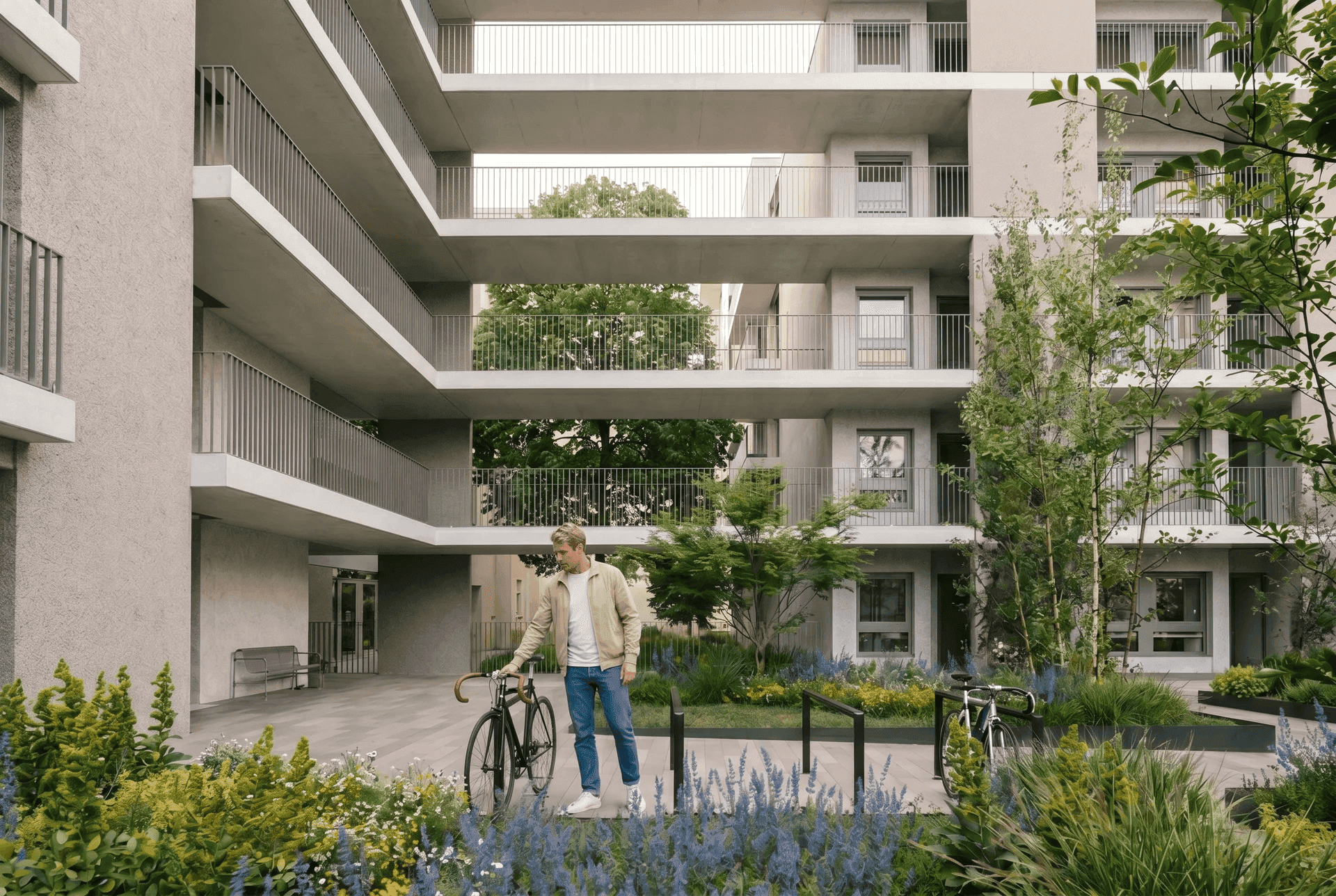 Render des begrünten Friedrich-Innenhofs: junger Mann mit Fahrrad zwischen blühenden Beeten und Birken, umlaufende Balkone im Hintergrund
