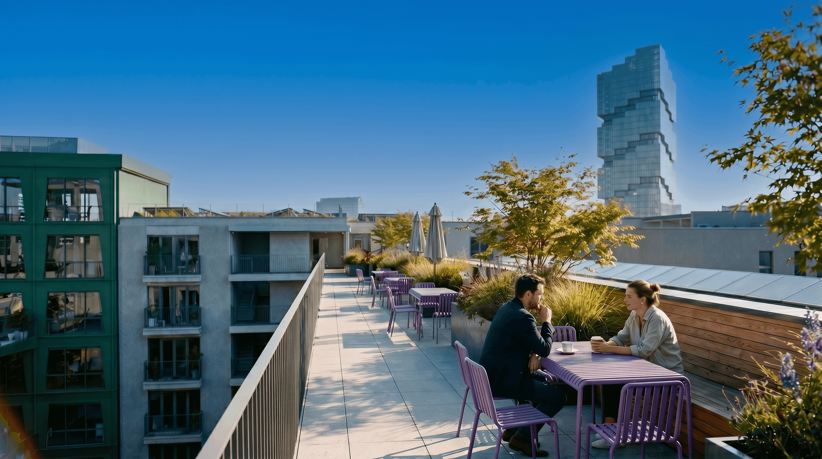 Dachterrasse bei blauem Himmel: violette Café-Möbel, zwei Personen unterhalten sich bei Kaffee, bepflanzte Hochbeete und Blick über die Berliner Dächer mit einem modernen Glasturm.