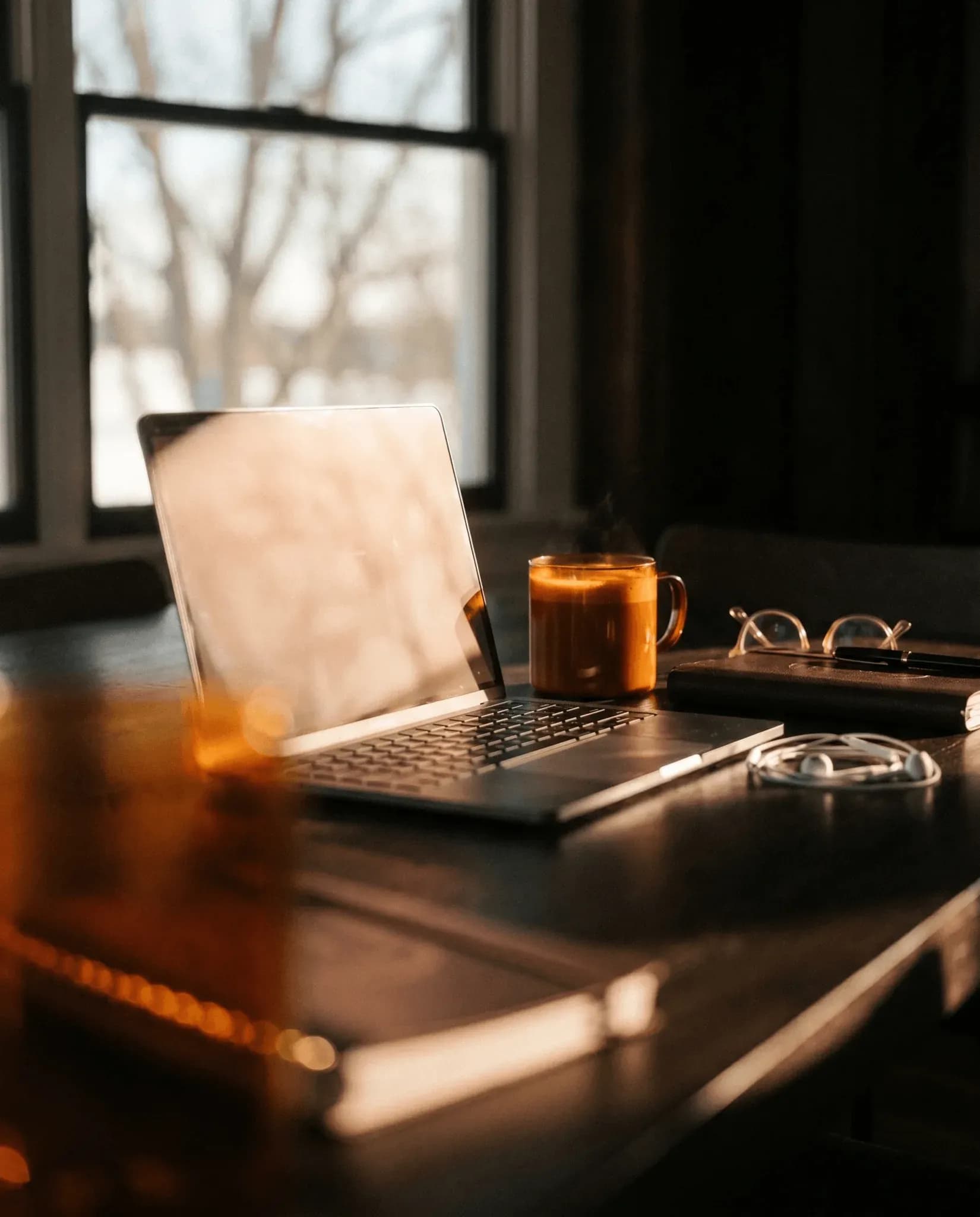 Coworking-Raum mit Team an Laptops