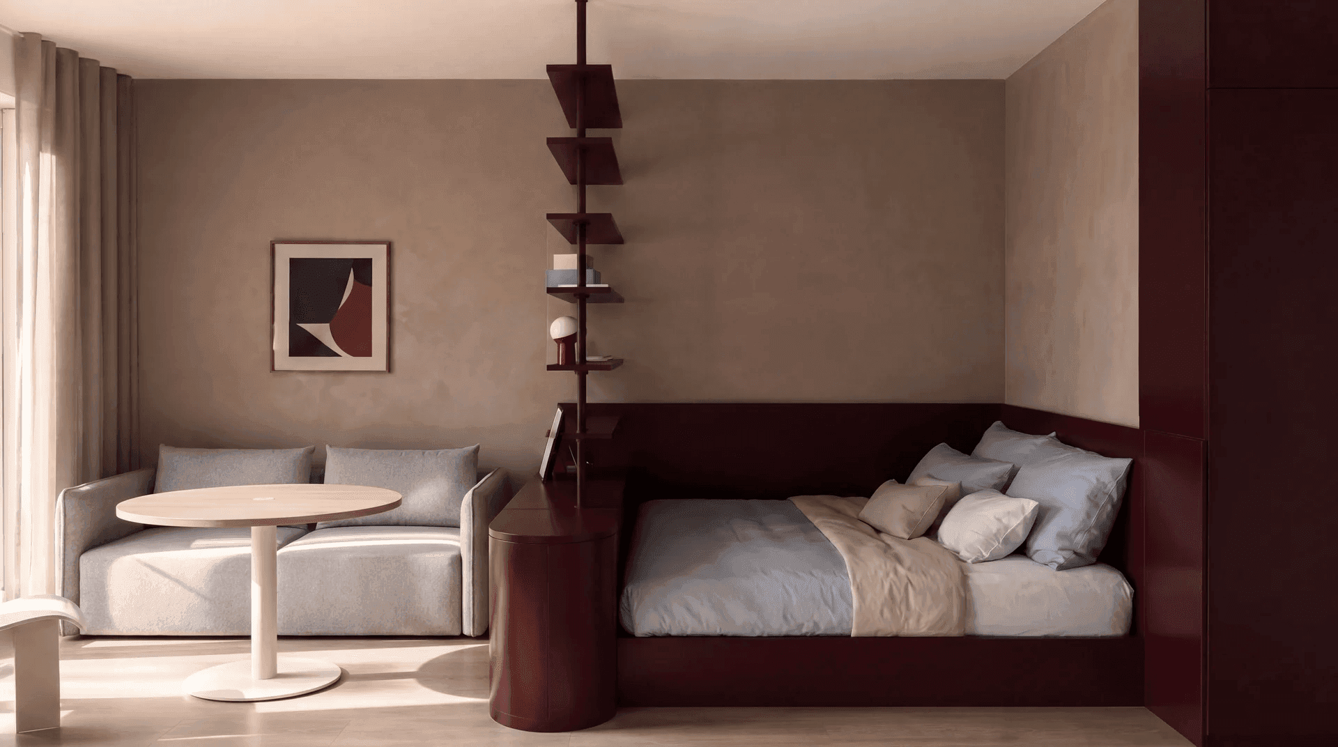 Friedrich-Apartment Wohn-Schlaf-Einheit: weinroter Bettrahmen mit Regalturm als Raumteiler, hellgraues Sofa und abstrakter Kunstdruck an sandfarbener Wand