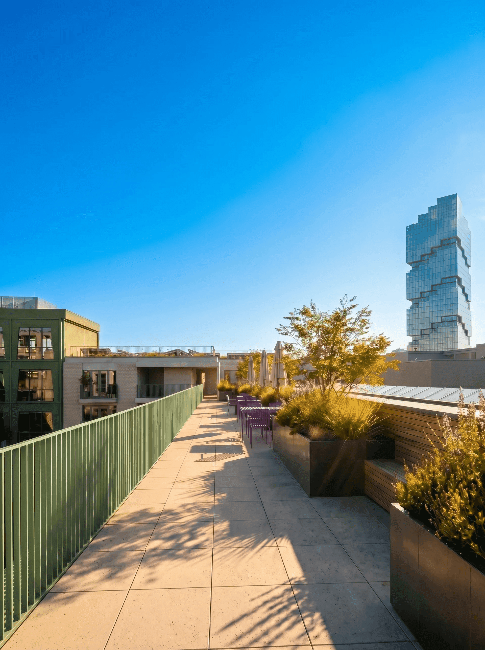 Dachterrasse Friedrich mit lila Gartenmöbeln und bepflanzten Hochbeeten, Blick über die Berliner Dachlandschaft mit einem modernen Glasturm